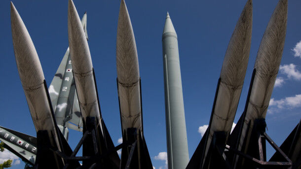 Эксперты из США обнаружили у КНДР секретную базу с ракетами средней дальности.