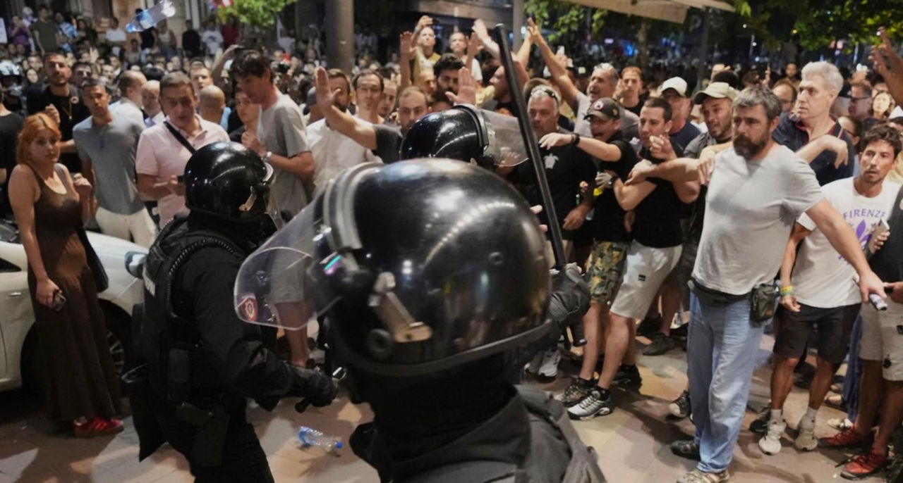 На протестах в Сербии пострадали полицейские.