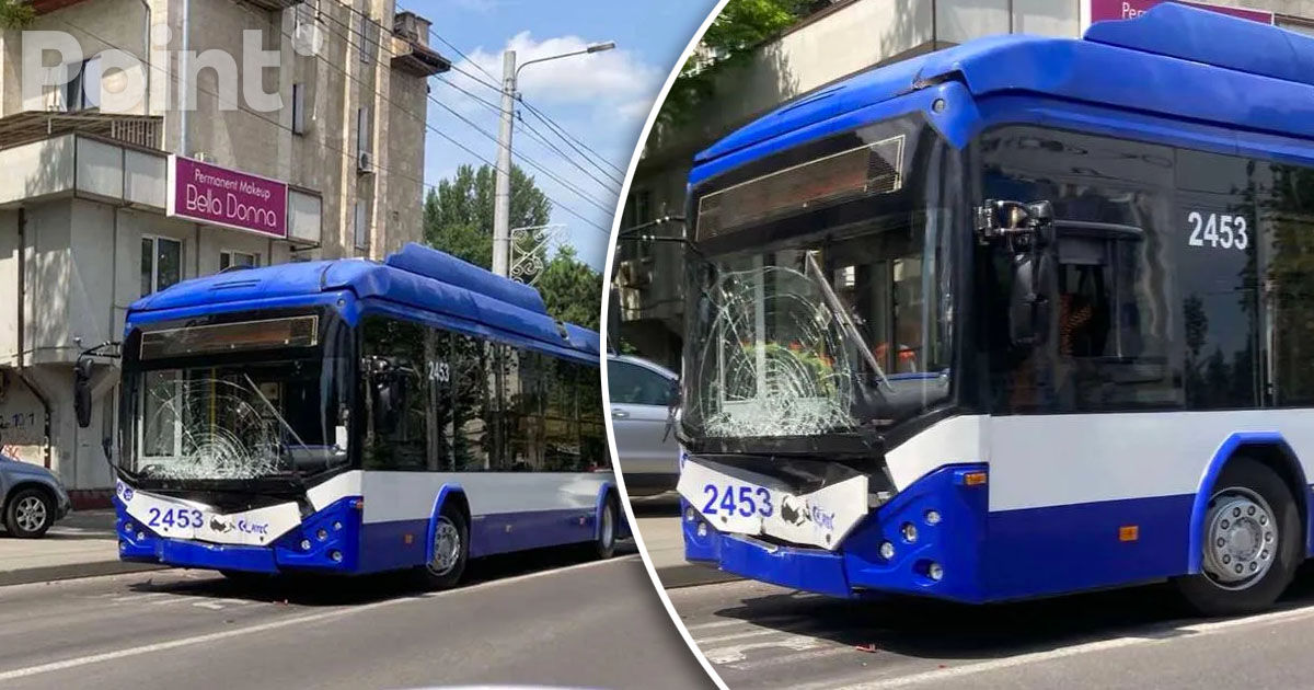 Accident între un troleibuz și un automobil pe o stradă din Chișinău.