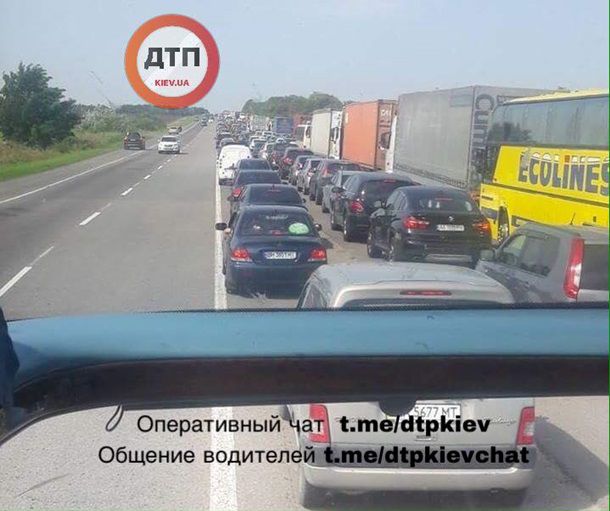 Многокилометровая тянучка остановила движение на трассе Е-95 на выезде из Одессы в сторону Киева.