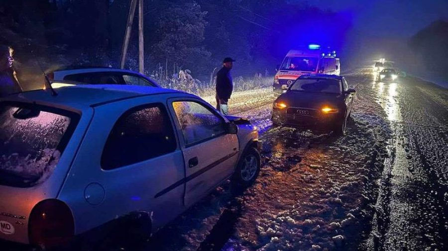 ДТП произошло возле Кондрицы: автоледи протаранила стоявший на обочине автомобиль.