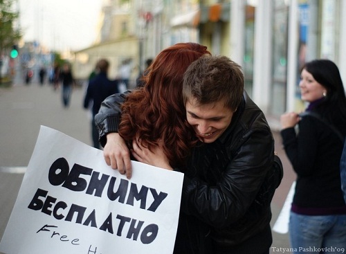 Психологи считают, что люди, которые стремятся заключить вас в объятия, хотят испытать чувство безопасности, комфорта и любви.