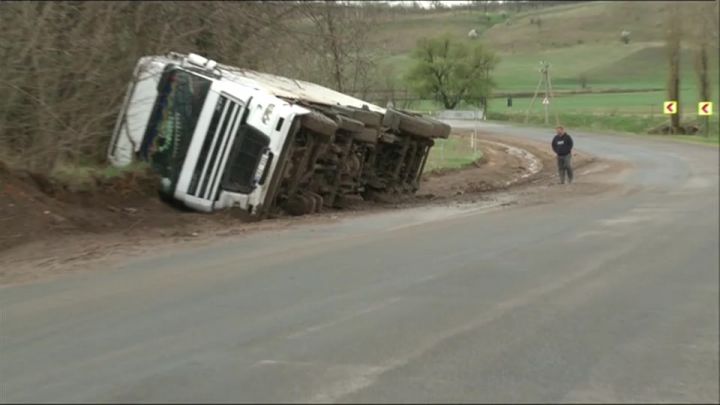 Un camion care transporta pește congelat s-a răsturnat, în această după-amiază, la intrarea în satul Ciobanovca. Foto: publikaTV