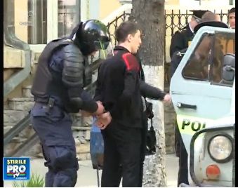 Barbatul care ar fi aruncat cu pietre in politisti la protestul de duminica a fost arestat.