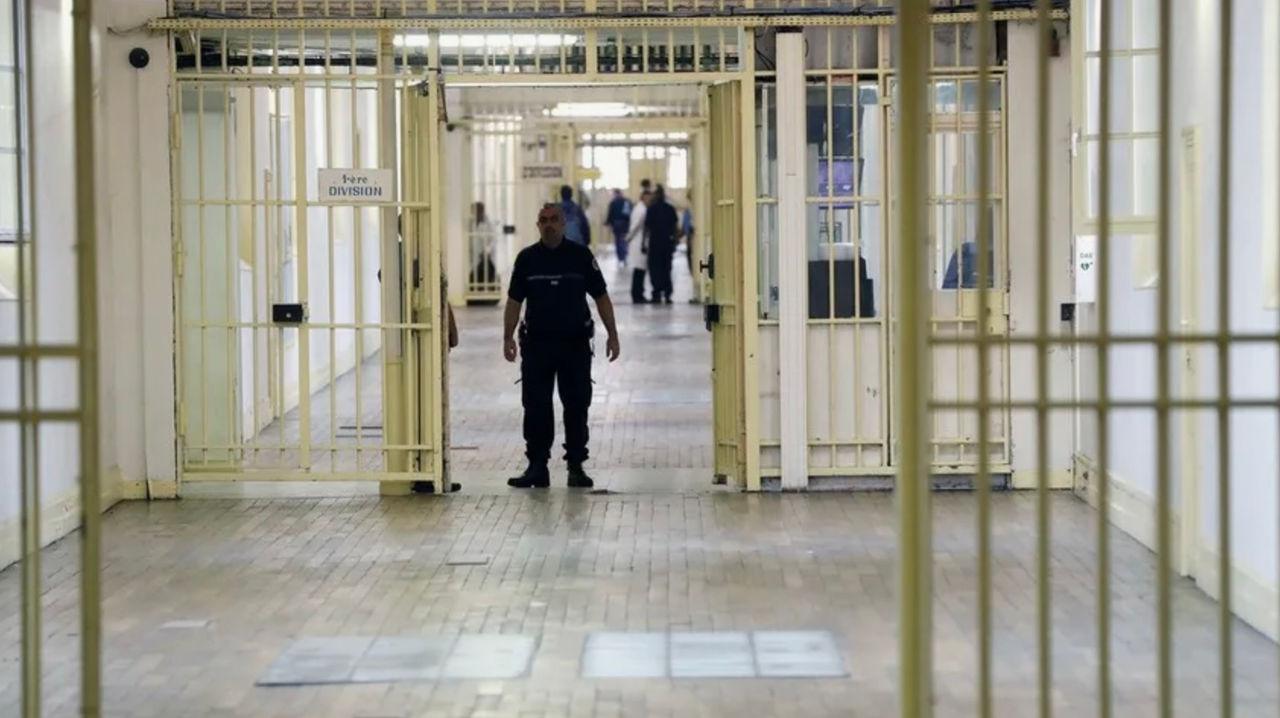 Franța sporește măsurile de securitate în jurul închisorilor din cauza atacurilor frecvente.