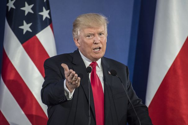 Протестующий забросал российскими флажками президента США Дональда Трампа.