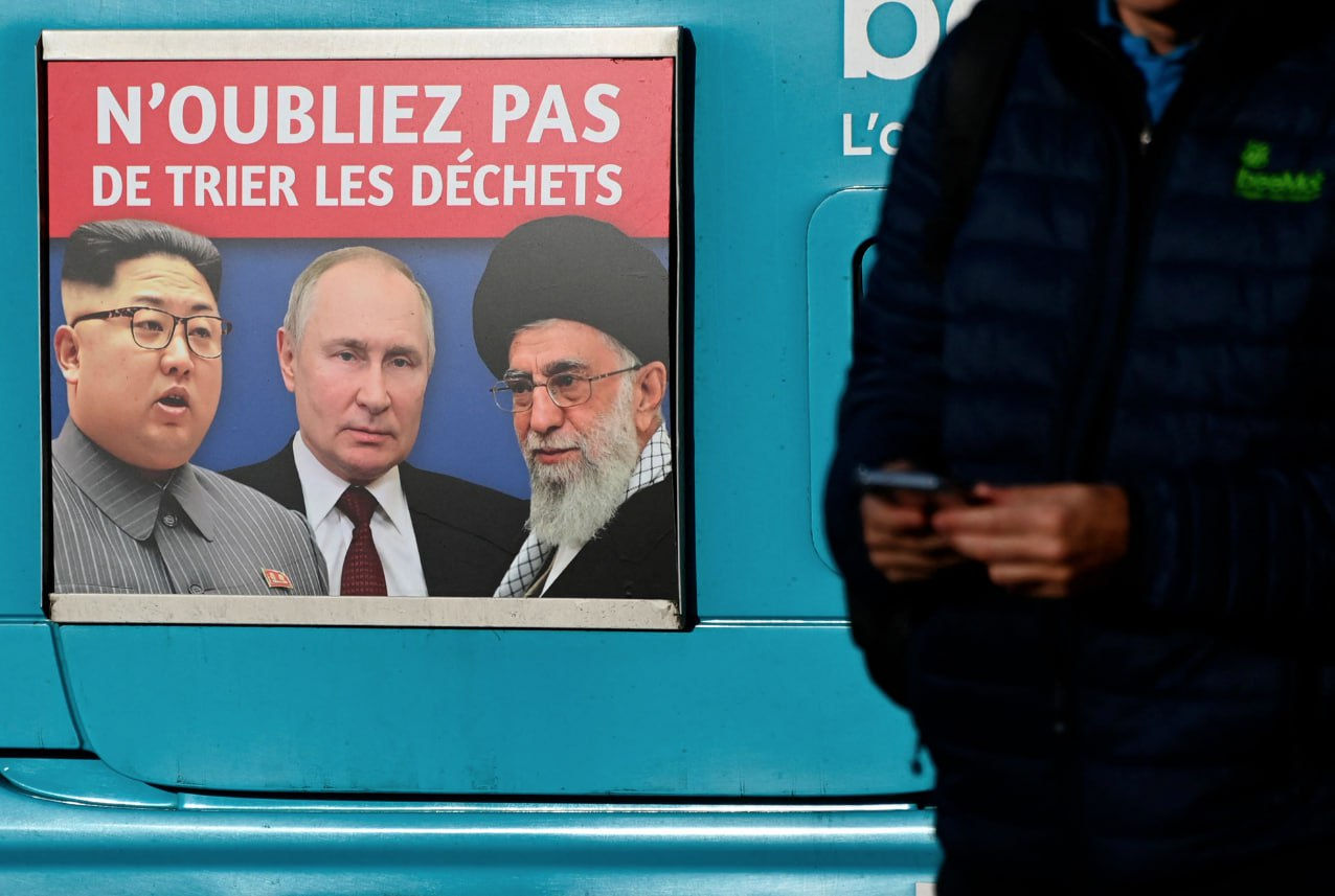 Un oraș din Franța a oprit o campanie publicitară care îi compara pe Putin, Kim și Khamenei cu gunoiul.
