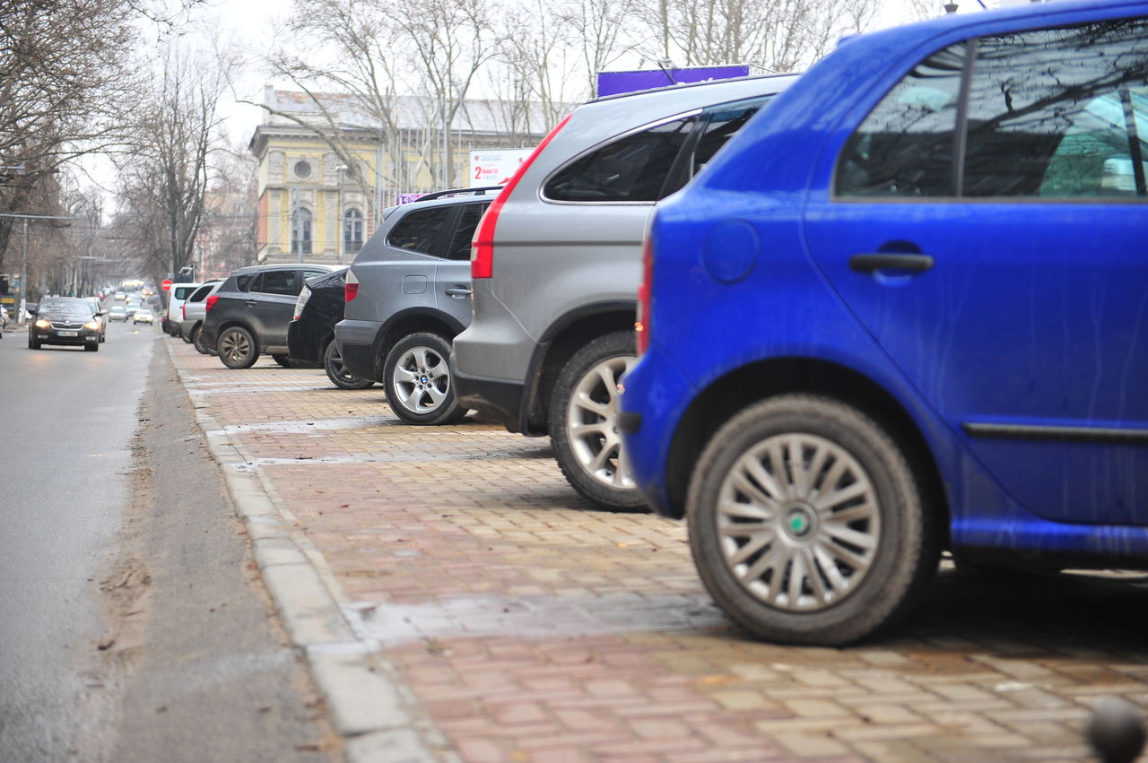 Пространство для автомобилей должны быть четко отделено от пешеходной зоны.