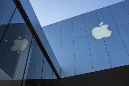 Facebook и Twitter поддержали Apple в споре с ФБР.