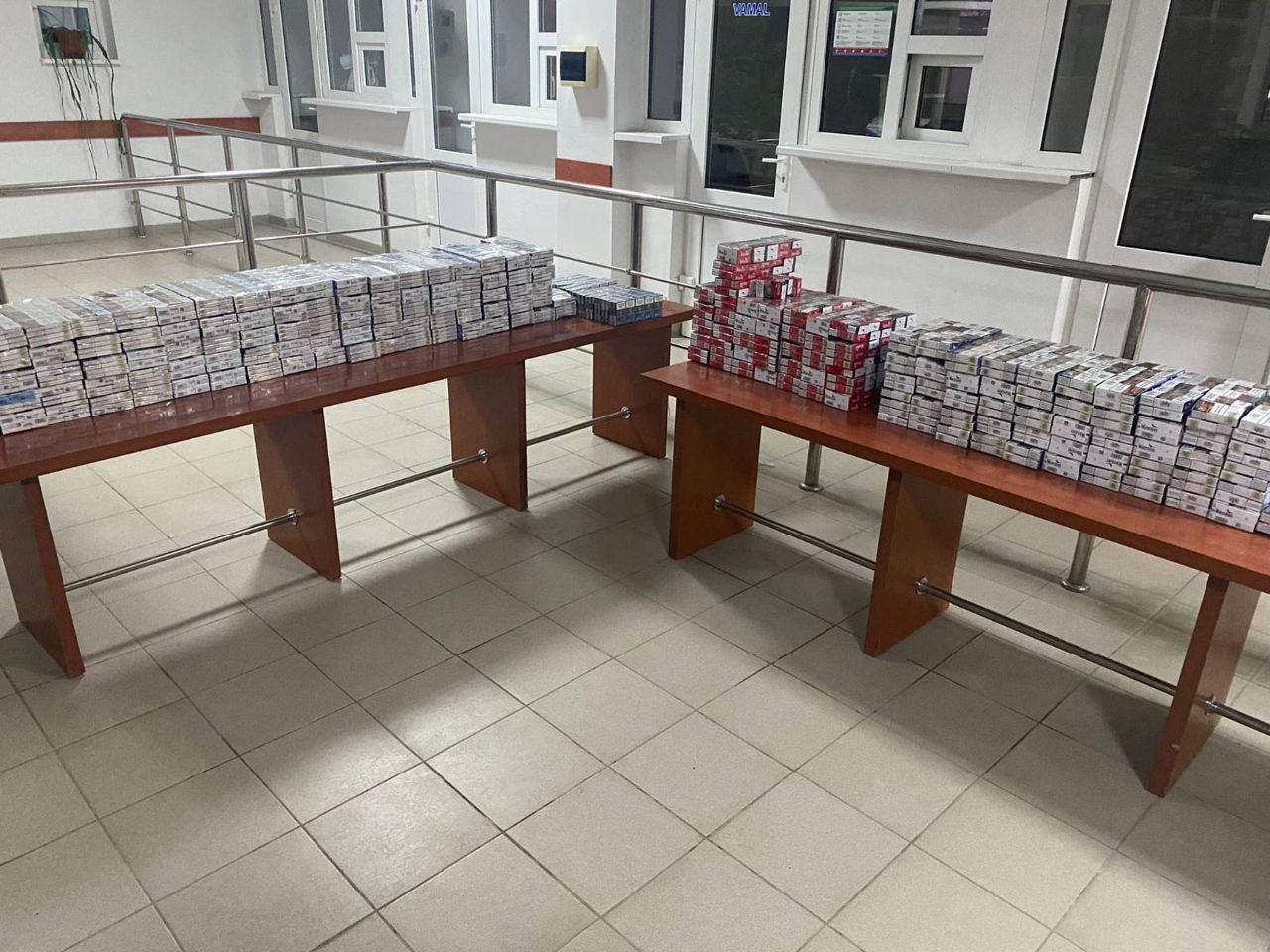 Молдаванин пытался провезти "в тайнике" контрабанду сигарет.
