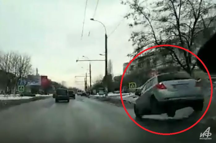 Весьма необычный инцидент попал в объектив видеорегистратора в столице. 