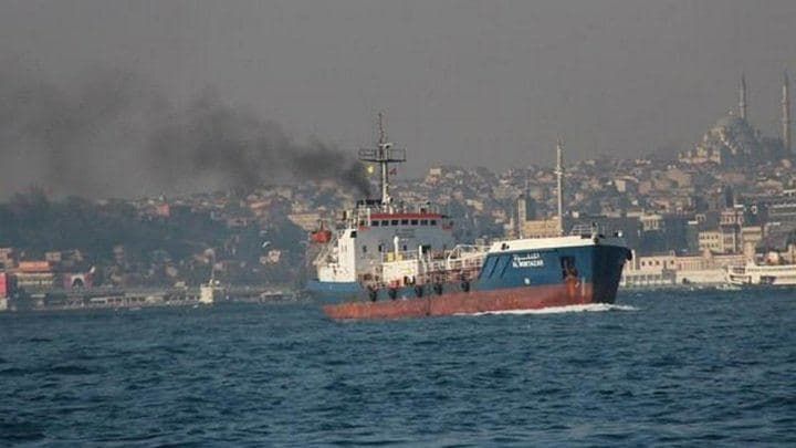 Загоревшийся в Черном море танкер попал на видео.
