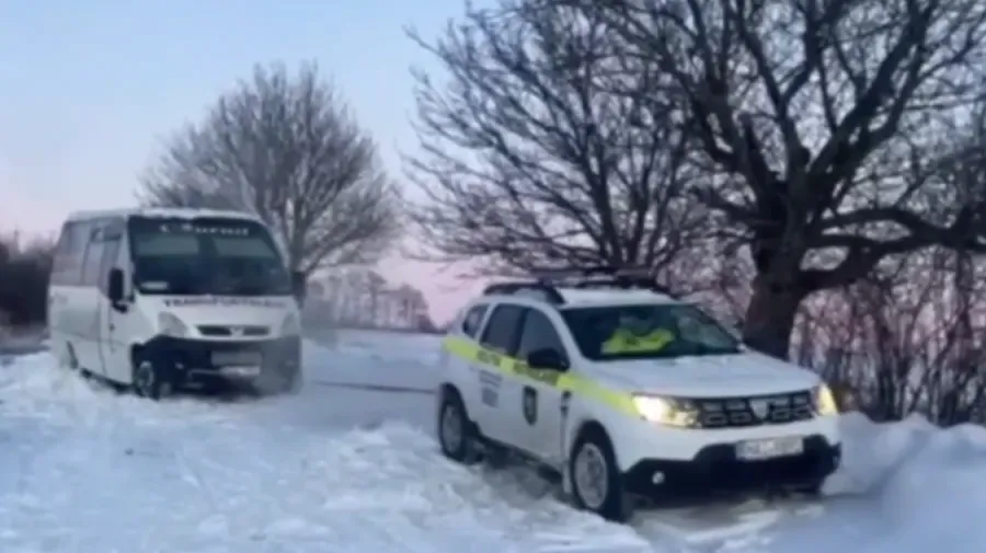 Автобус со школьниками застрял в снегу в Окницком районе.