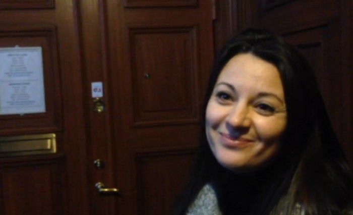 O moldoveancă a schimbat două avioane ca să ajungă în Suedia pentru a-și face datoria de cetățean. Foto: vimeo.com