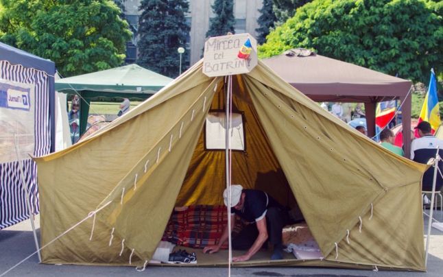 ășelul de corturi din PMAN a fost instalat pe 6 septembrie 2015, în urma unui protest organizat de Platforma Civică „Demnitate și Adevăr". Protestatarii au declarat atunci că nu vor pleca din PMAN până când autoritățile nu le vor îndeplini toate cerințele.