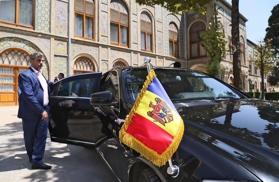 Додон написал, что за символику несет ответственность министерство иностранных дел. 