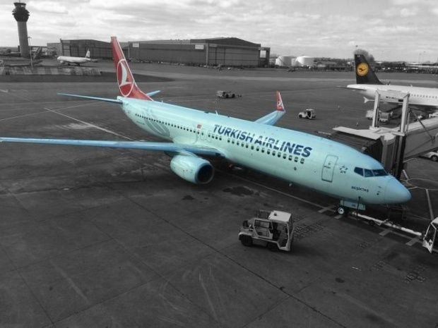Amenințare cu bombă la bordul unui avion. Pasagerii, evacuați