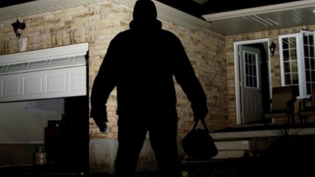 Un bărbat de cincizeci şi cinci de ani a fost jefuit, noaptea trecută, de către doi indivizi. 