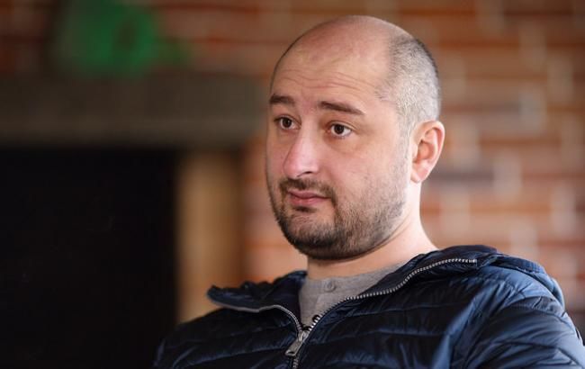 Ведущий  британского шоу посвятил пять минут своей программы "убийству" журналиста Аркадия Бабченко на Украине.