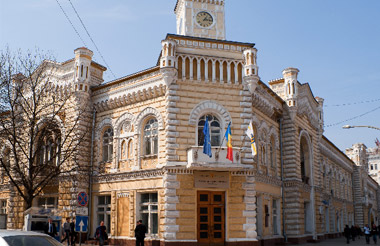 În replică, primarul Dorin Chirtoacă a spus că deficitul bugetar pentru anul viitor ar putea fi majorat cel mult pînă la 80 de milioane de lei.