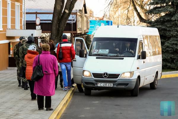 В Приднестровье разрешили провоз стоящих пассажиров в маршрутных такси в часы пик.