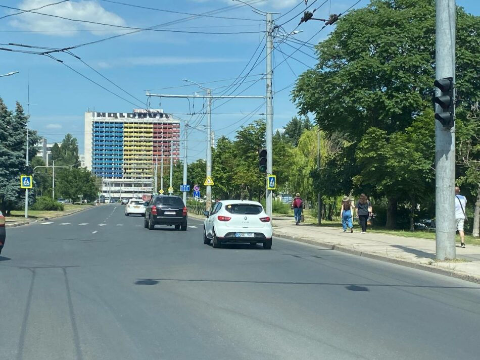 Фасад гостиницы “National” перекрасили в молдавский триколор. Фото: locals.md