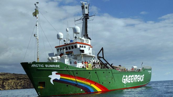 Судно Arctic Sunrise активистов "Гринпис".