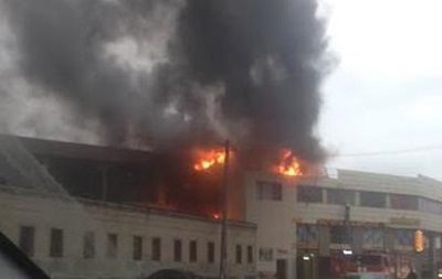 Огонь охватил верхнюю часть здания и крышу.