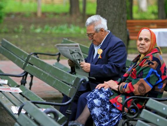 Cetăţenii care au pensii mai mici de 1300 de lei vor primi mai mulţi bani începând cu 1 aprilie.