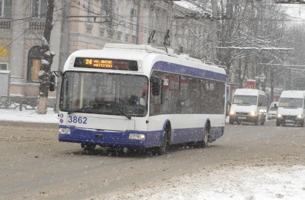 Troleibuzele din Capitală circulă neregulat, iar venirea lor la stații se produce cu întârzieri.