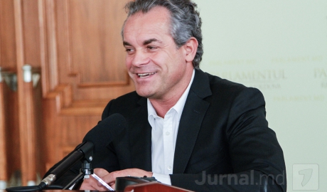 Plahotniuc are două obiective primordiale: Menţinerea controlului justiţiei şi funcţia de preşedinte în 2016.