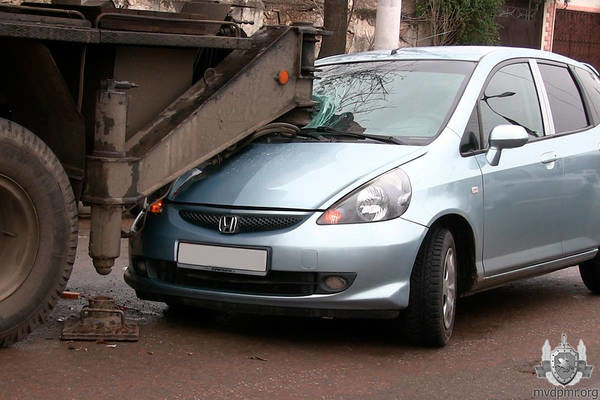 Малолитражка Honda практически въехала под платформу автокрана.