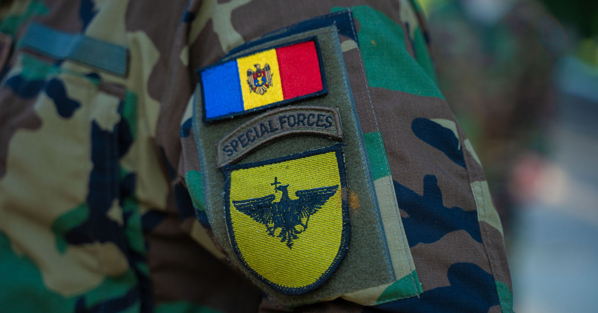 Uniforma militară poate fi purtată doar de cei din armată. Restul riscă amenzi.