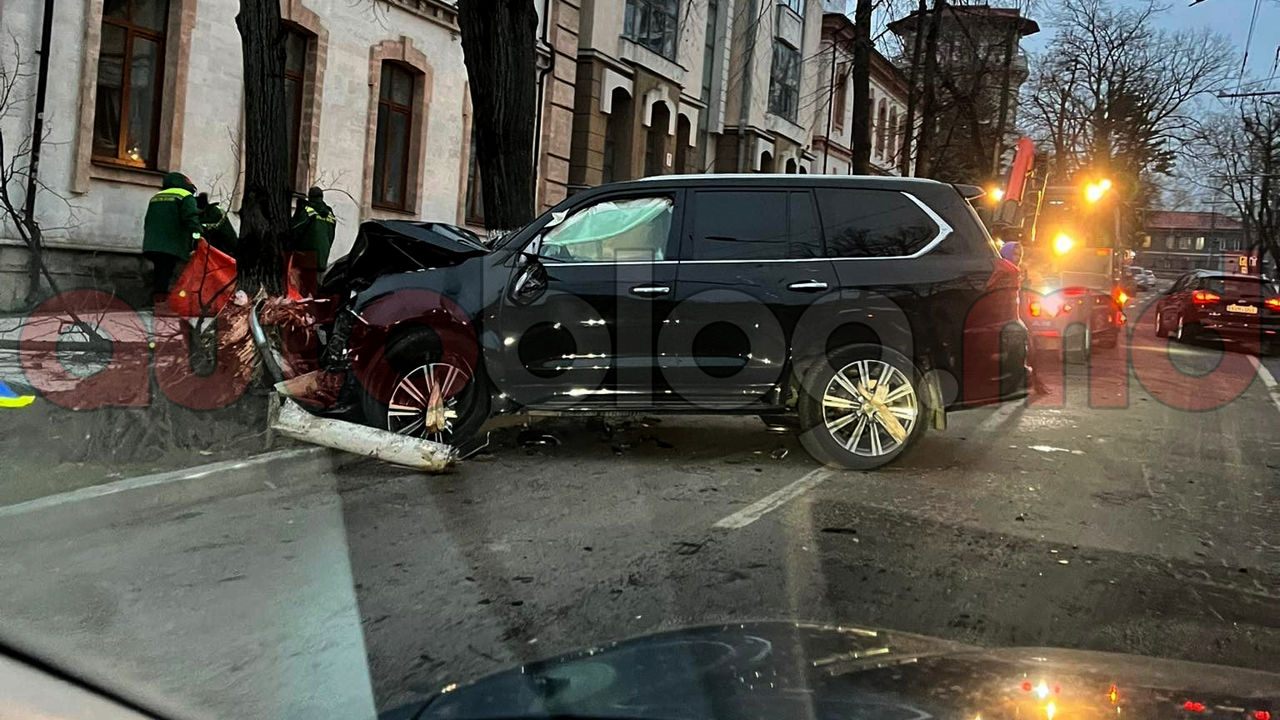 В столице Lexus LX попал в ДТП: водитель скрылся с места происшествия.