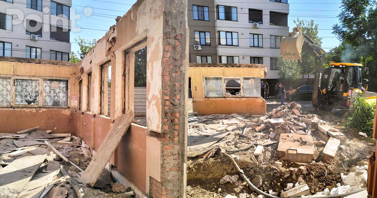 O construcție neautorizată, demolată în Capitală.
