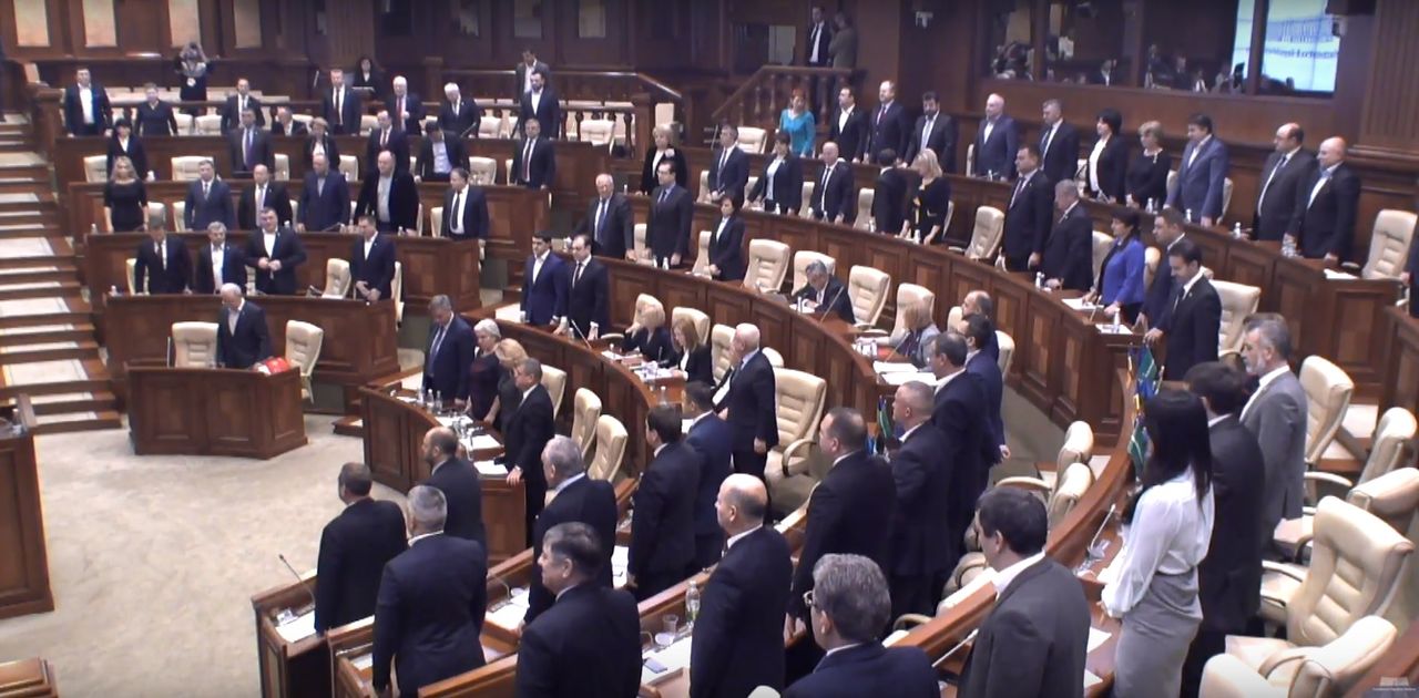 Депутаты парламента Республики Молдова провели минуту молчания в память о короле Румынии Михае I. Фото: tvrmoldova.md.