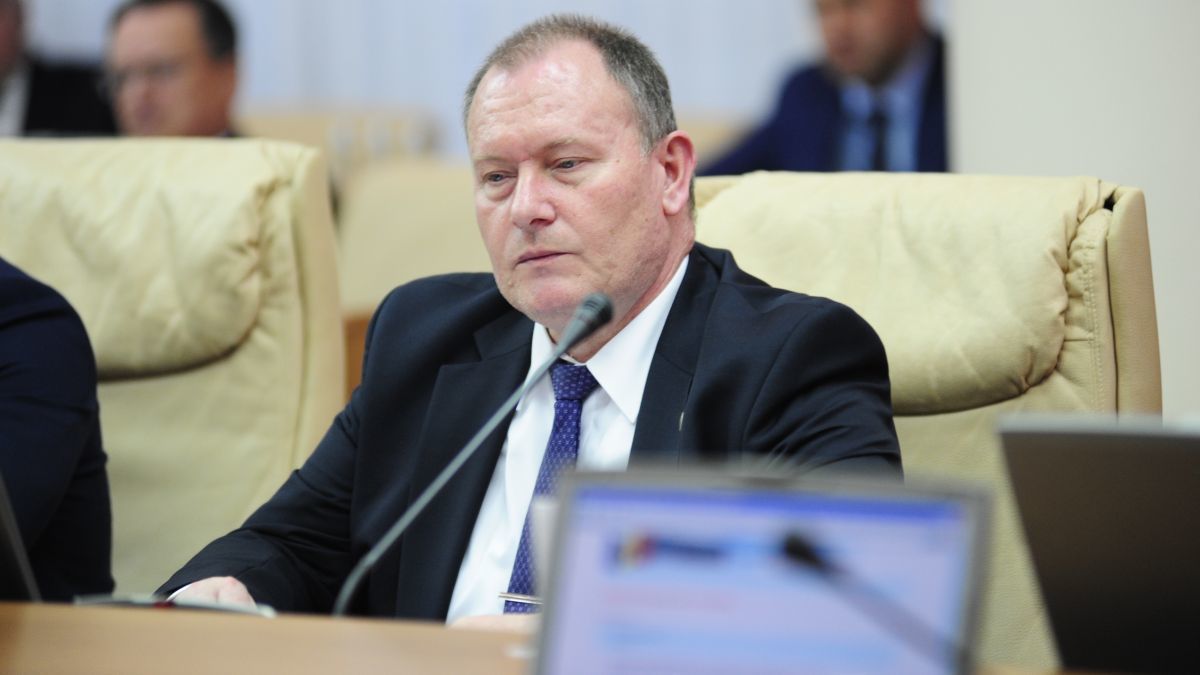 Врио премьер-министра Аурелиу Чокой. 