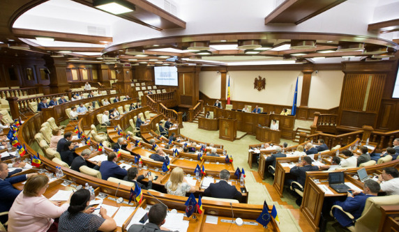 Парламент проведет внеочередное заседание.