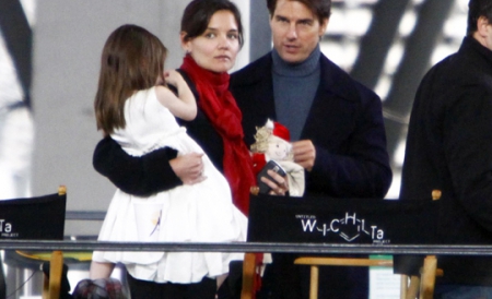 Suri va locui cu mama la New York, dar tatăl o poate vizita şi călătorii cu ea fără restricţii.