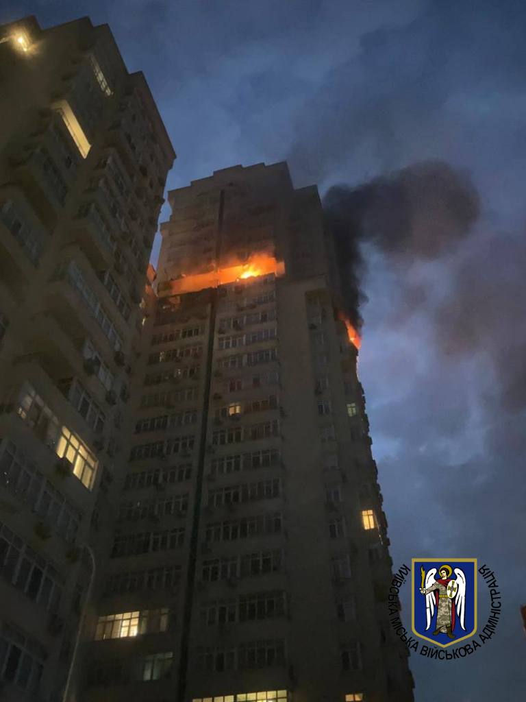 В Киеве обломки ракет упали на автостоянку и многоэтажку, есть раненые.
