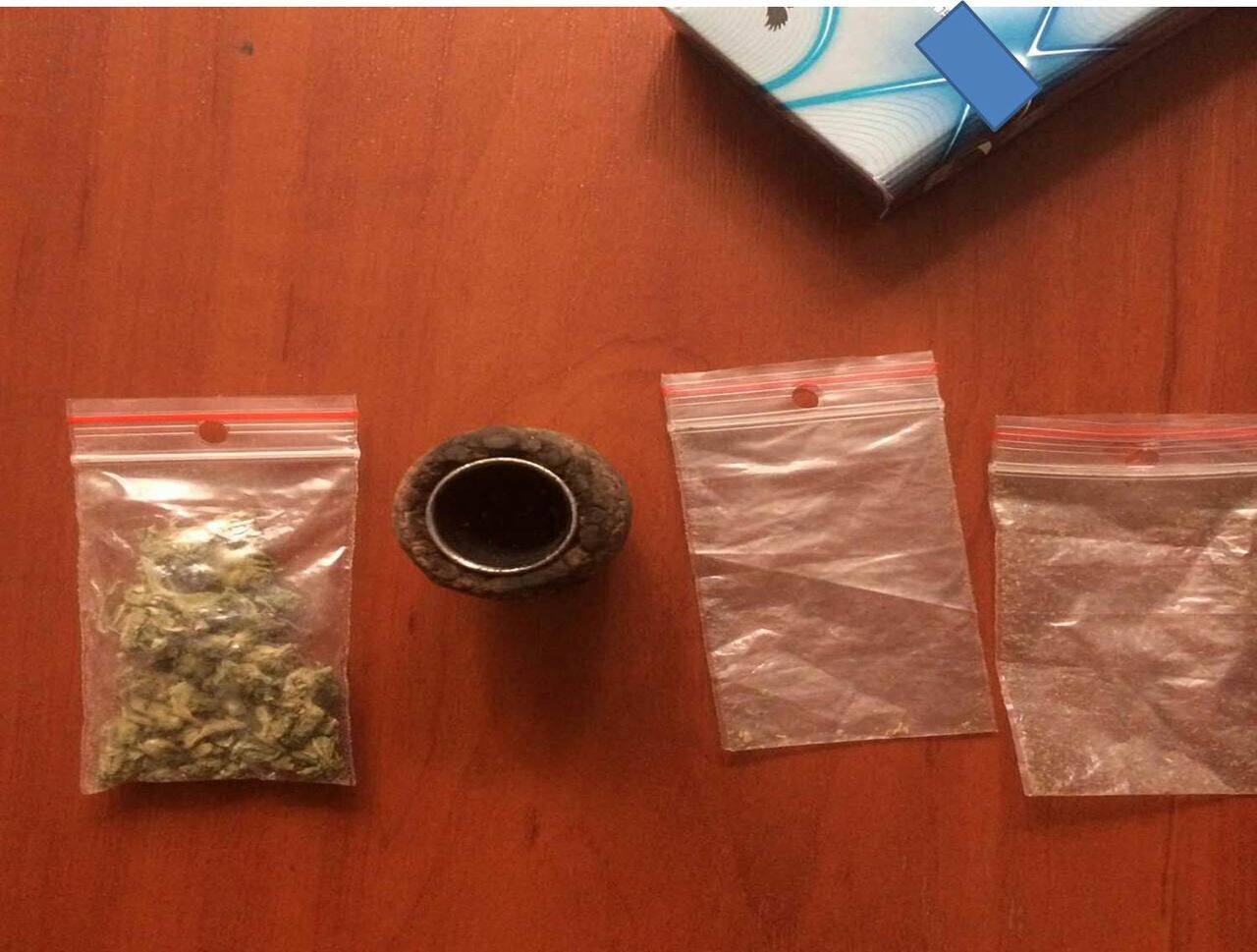 Reţinut pe stradă cu substanţe narcotice în buzunare. 