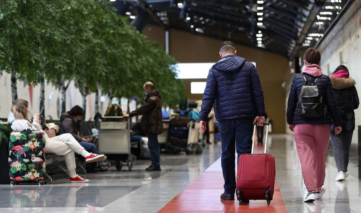 Режим ограничения полетов на юге и в центральной части РФ продлили до 6 июня.