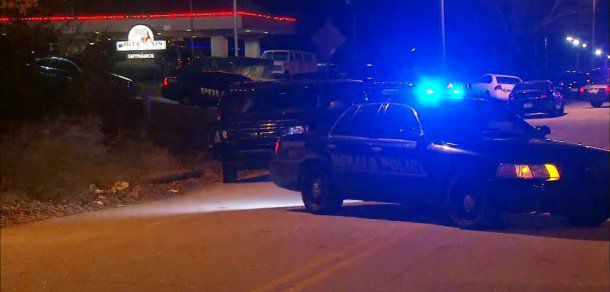 O femeie şi 11 copii, luaţi ostatici într-un motel. Foto: krmg.com