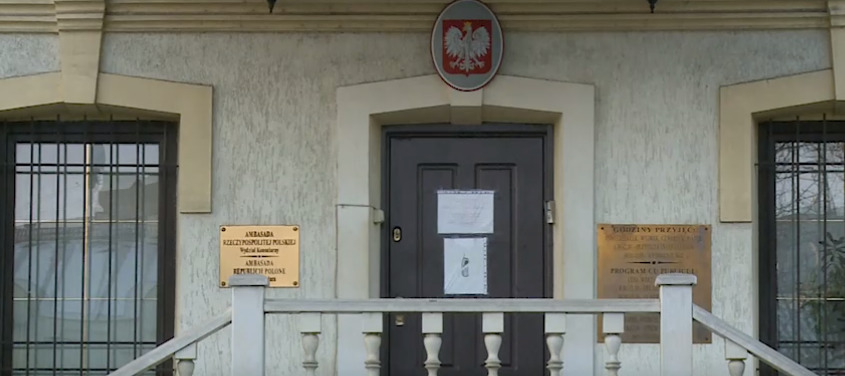 В столице у посольства Польши открыли стрельбу.