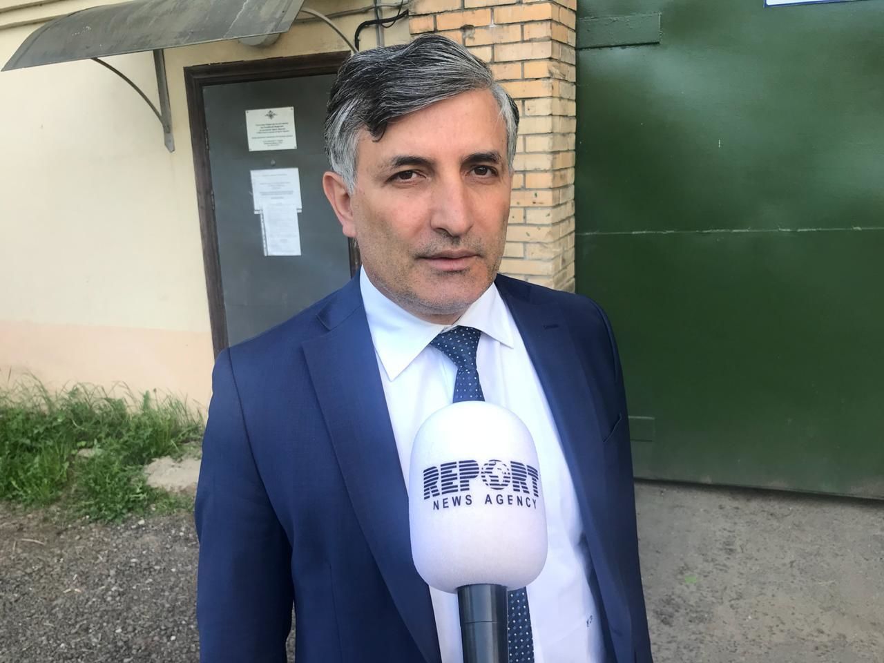 Экс-адвоката Ефремова Эльмана Пашаева облили помоями на улице.