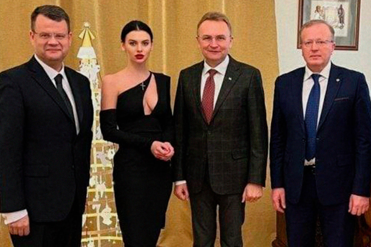Платье, стоившее работы украинскому замминистра, продали на аукционе.