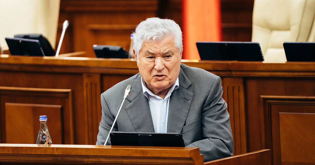 Воронин на заседании парламента вспомнил, как был на футболе с бывшим генсеком НАТО.