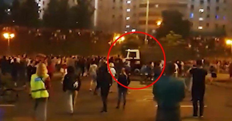В Сети опубликовали момент наезда автозака на протестующего в Минске.