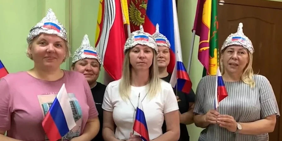 Un farsor i-a convins pe câțiva profesori din Rusia să facă căciuli din folie pentru protecție împotriva NATO.