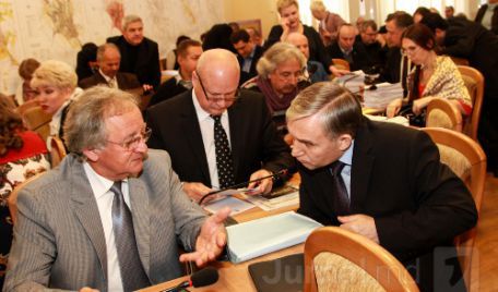 Propunerile consilierilor n-au ajuns să fie votate întrucât proiectul n-a acumulat numărul necesar pentru a fi votat iniţial ca bază.